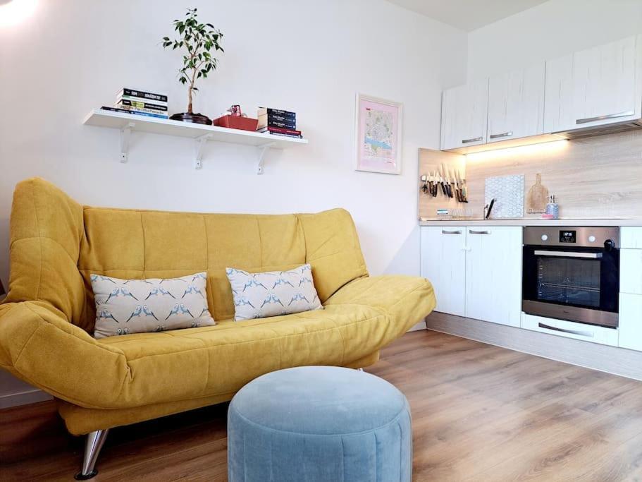 Yellow Sofa Братислава Екстер'єр фото